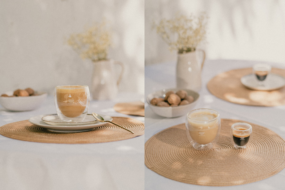 vasos de doble pared con café con leche sobre bandejas